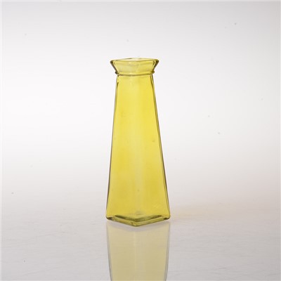 Shaxsiy vaza bilan uy dekoratsiyasi